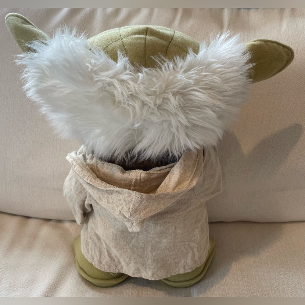 STAR WARS Lightsaber Battle Yoda Deluxe 16-inch Talking Action Plush - Picture 3 of 7